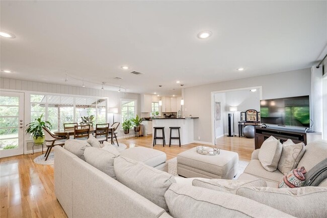 Photo - 6002 Cary Dr