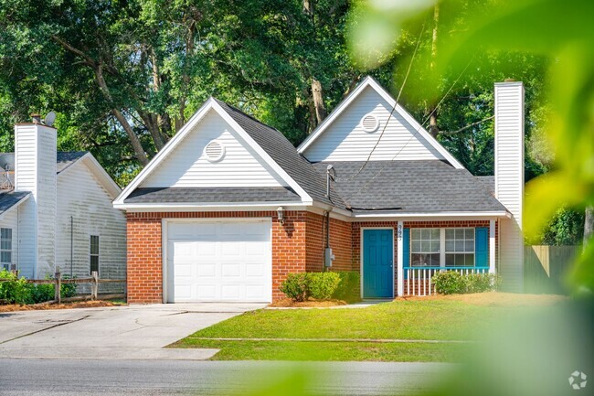 Building Photo - Updated Single Family Home in Lawton Bluff...