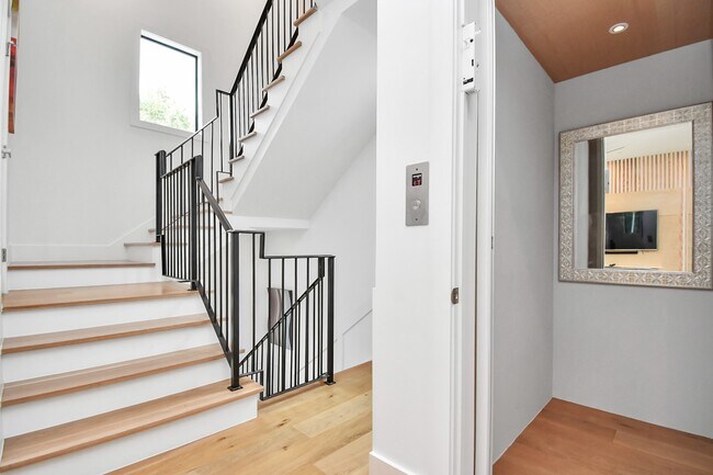 Photo - 2303 Yupon St