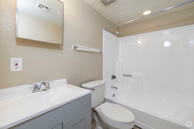 1BR, 1BA - 525SF - Bathroom - La Buena Vida