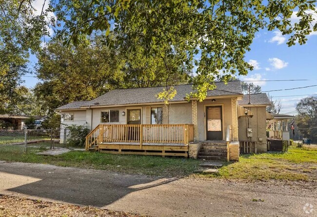 Building Photo - Newly renovated 3 bedroom 2 bath home.