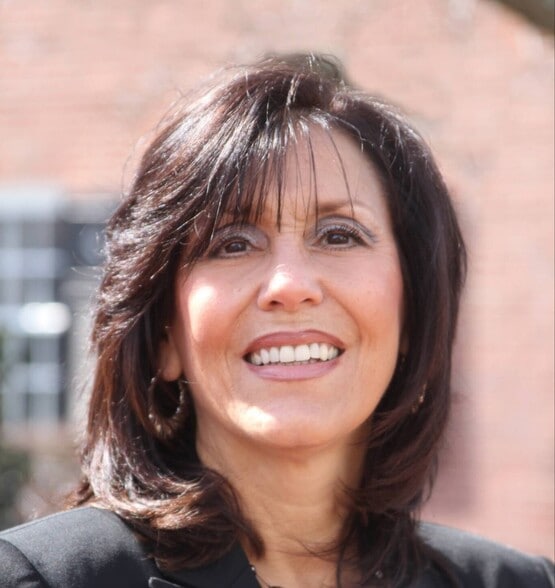 Lynda Leone