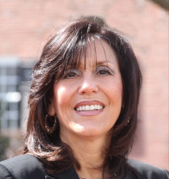 Lynda Leone