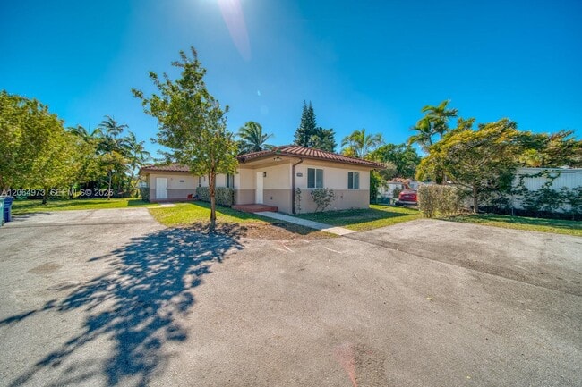 Building Photo - 14708 NE 7th Ave Unit 14711