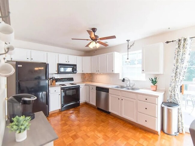 Photo - 136 Mulberry Cir