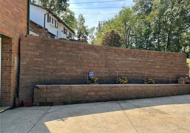 Photo - 61 Leicester Dr