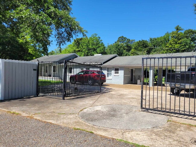 Photo - Huge house fully furnished!