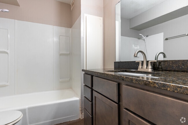 2BR, 2BA - 1,000SF - Bathroom
