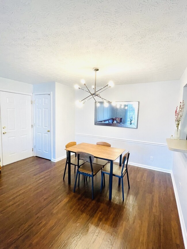 Building Photo - A charming house with 2 beds and 2 bath at...