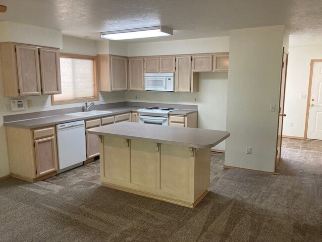 Photo - Three Bedroom Home in South Salem, Large Yard