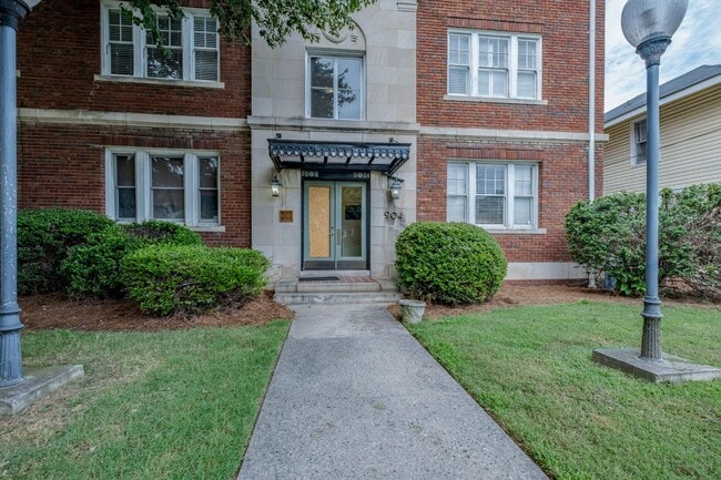 Building Photo - Historic Apartment near downtown with a vi...