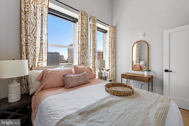 Building Photo - 600 N Howard St Unit 402