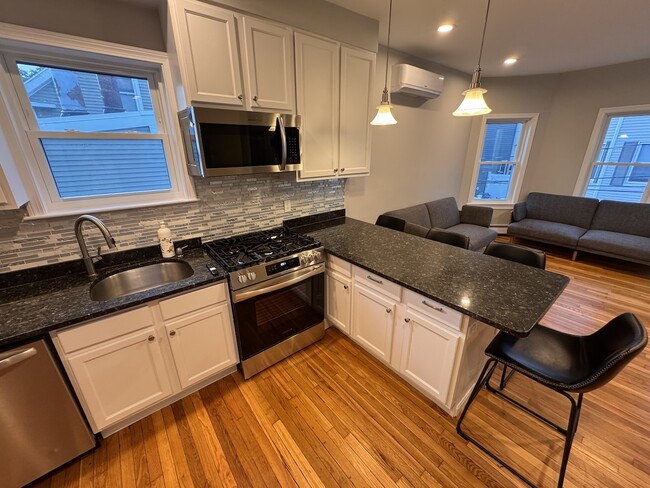 Building Photo - 7 Pinckney Pl Unit 2