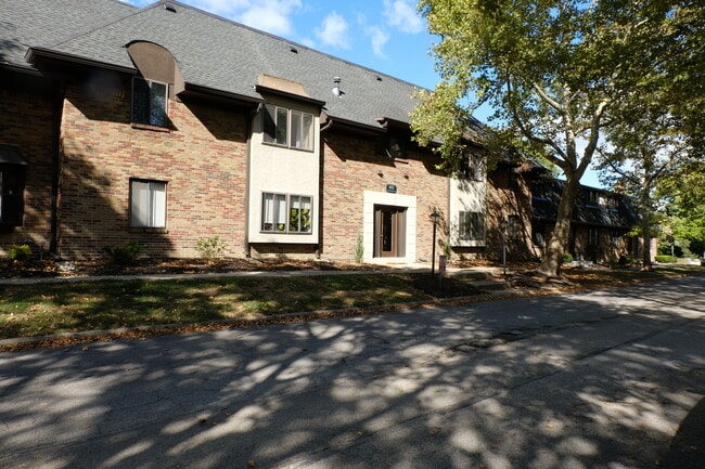 Building Photo - 652 Olde Towne Ave