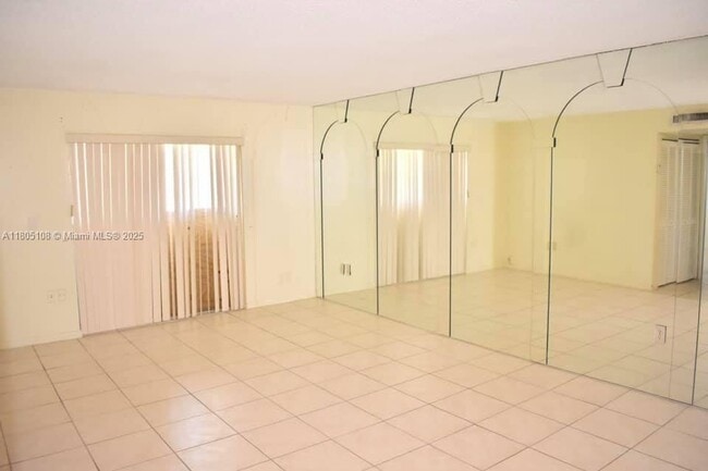 Photo - 3527 NE 168th St Unidad 408