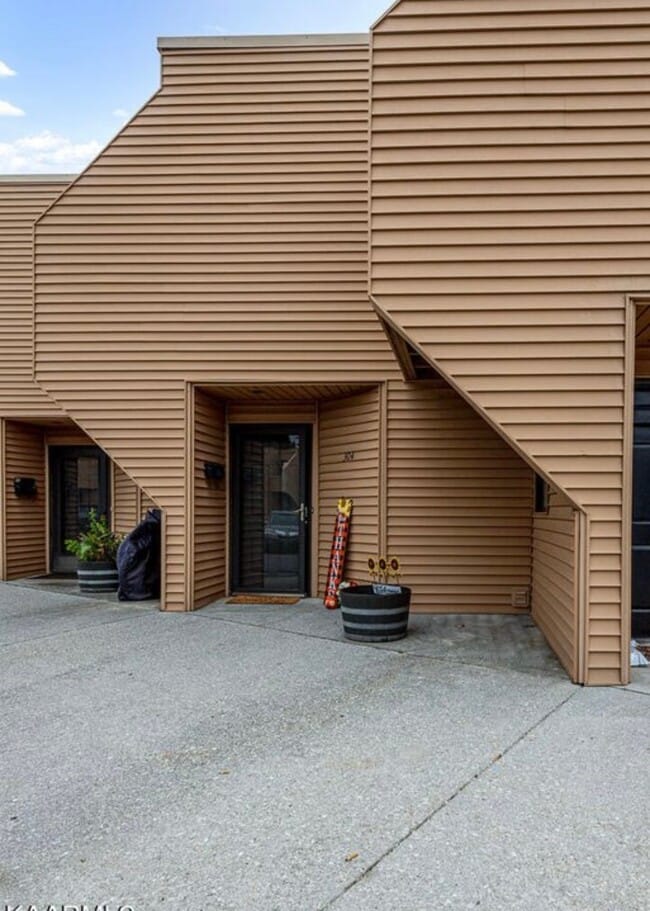 Building Photo - 304 Olympia Dr