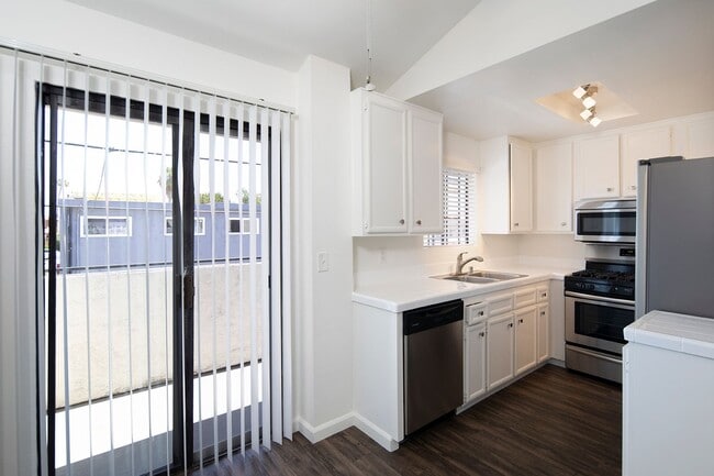 Photo - 2BR w/ Fireplace and 2 Parking Spaces in N... Unidad 3737-7