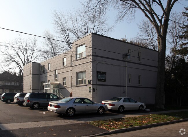 Photo - 8 Oakwood Ave N