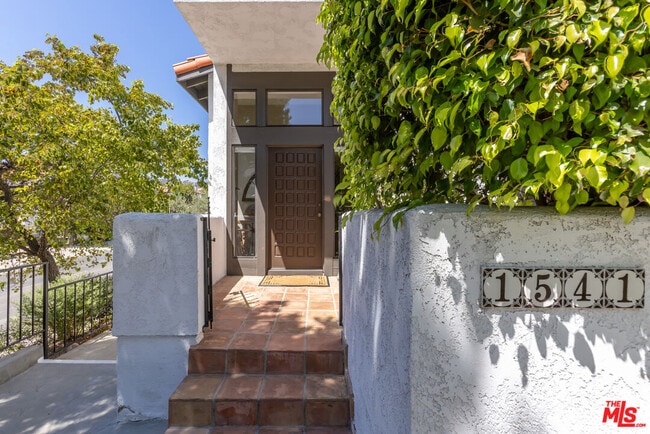 Building Photo - 1541 Palisades Dr Rental