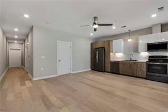 Building Photo - 1/1 Condo on Hot SOCO Unit 122