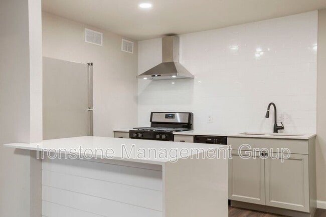 Photo - 2618 E 8th St