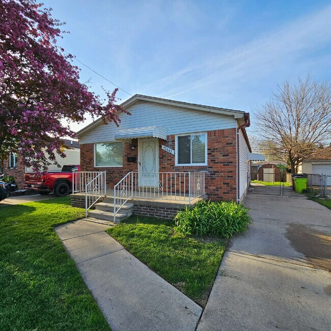 Building Photo - 3 Bedroom Ranch, Eat-In Kitchen, All Appliances, Big Basement with Extra Storage, 2 Car Garage.