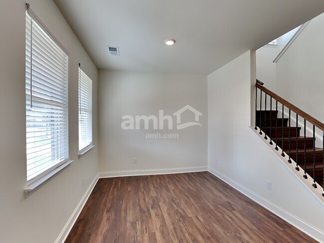 Photo - 829 Carnaby Ln