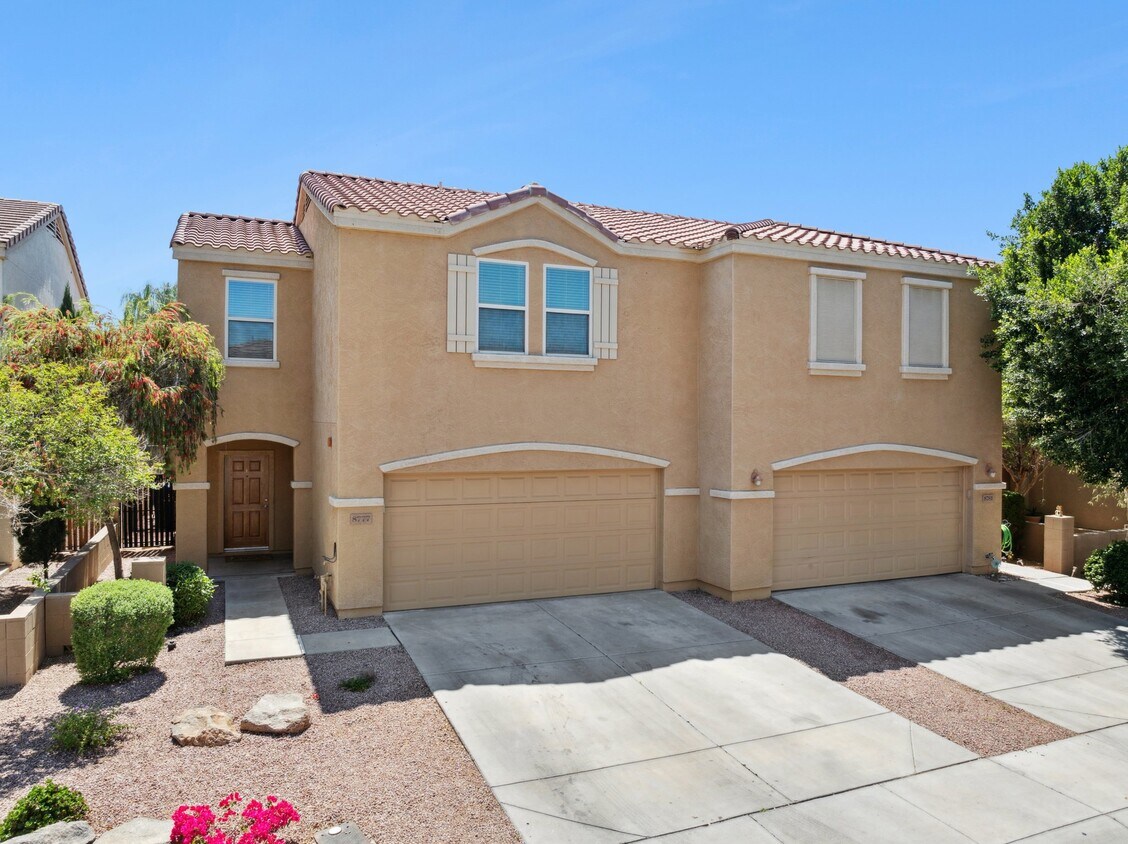 Front entry way and 2 car garage - townhouse - 8777 W Aster Dr (Peoria, AZ)