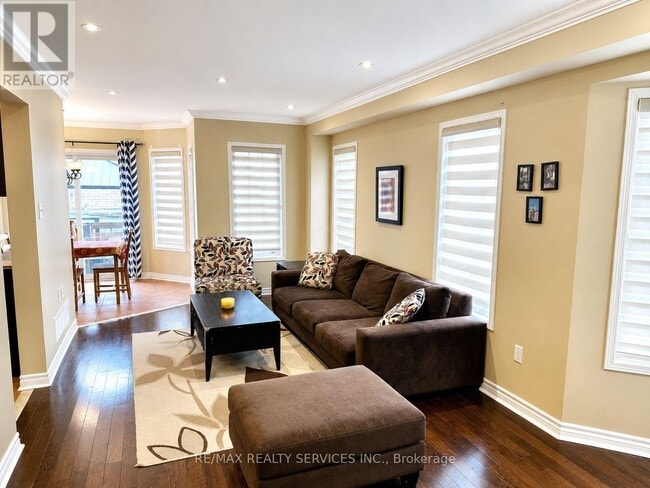 Photo - 3083 Hawktail Crescent