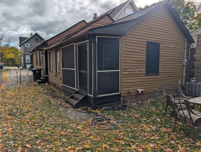 Photo - 2484 W 10th St Unidad Back House