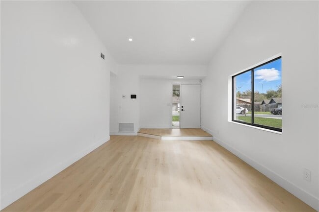Photo - 640 Macduff Ln
