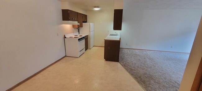 Building Photo - 530 Elm St Rental
