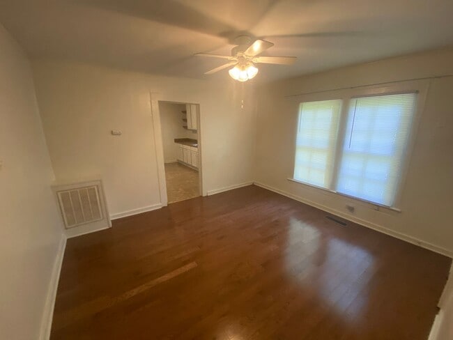 Photo - 1 Br Duplex Near Duke East - Fenced Yd - Huge Kitchen! Unit B