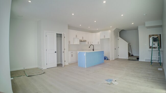 Building Photo - 10240-10157 157 St NW Unit MAIN 10240