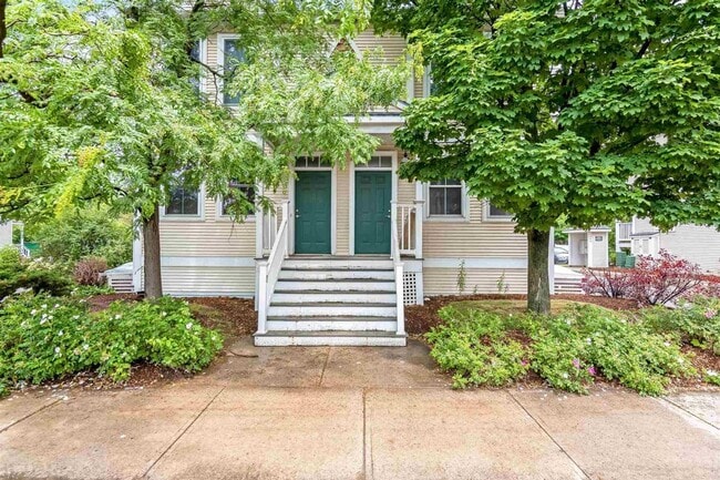 Building Photo - Beautiful Townhouse in NEW NORTH END Burlington 3BD/4BA
