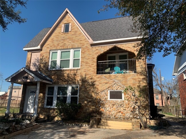 Building Photo - 1919 Wentworth St Unit 4