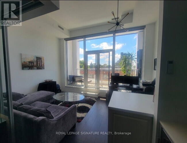 Photo - 2020 Bathurst St Unit 210