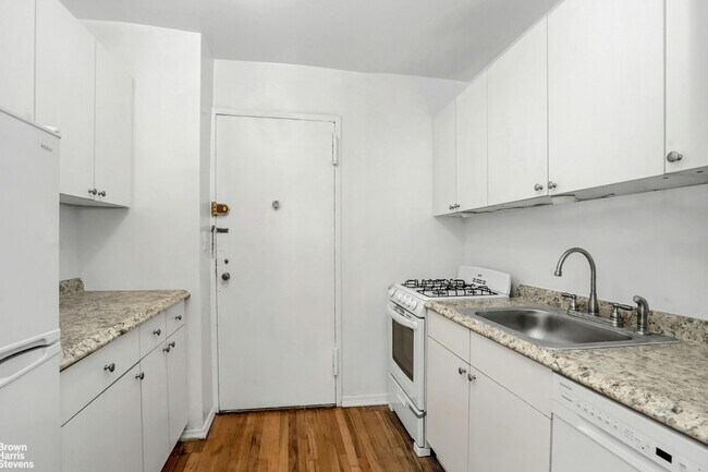 Photo - 1420 York Ave