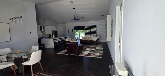 Photo - 196 SW Paar Dr