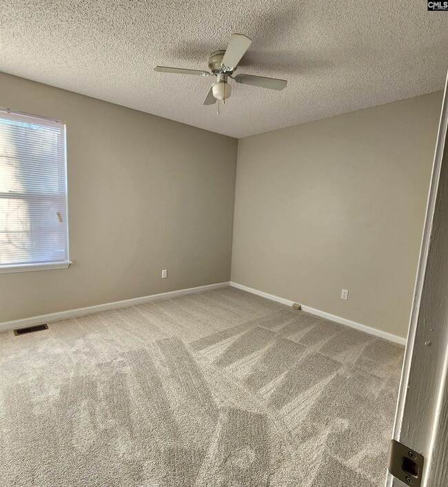 Photo - 222 Salusbury Ln