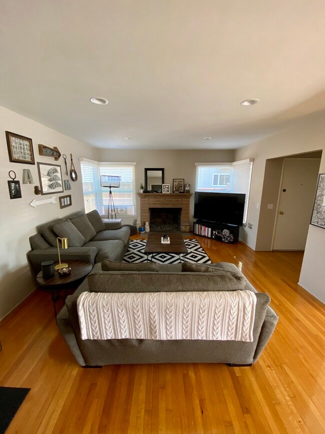 Sala de estar y entrada - 272 Termino Ave Unidad A