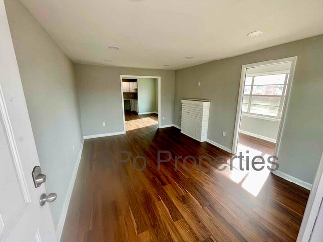 Photo - 1747 Center Way S