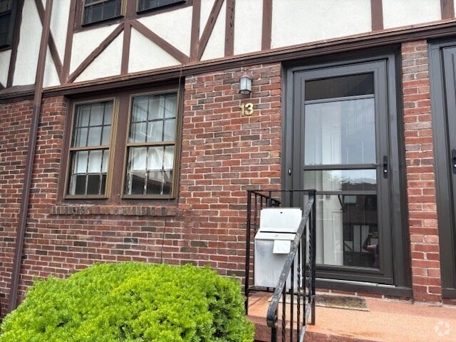 Building Photo - 247 Washington St Rental