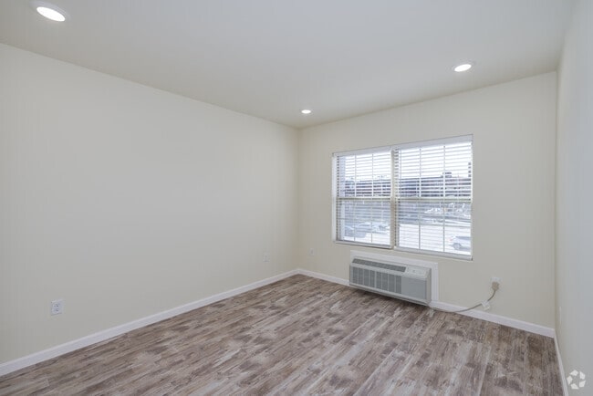 1BR, 1BA - 722SF - Bedroom