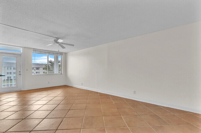 Photo - 104 Paradise Harbour Blvd Unidad 311