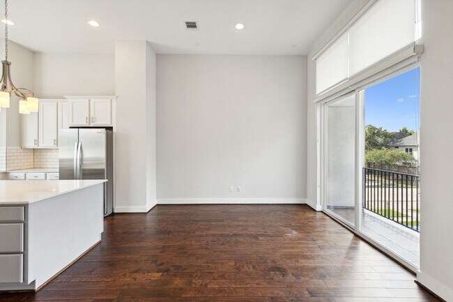 Photo - 843 W 23rd St