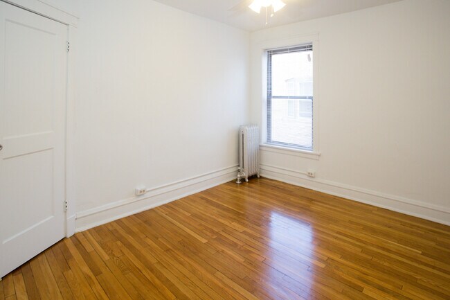 Dormitorio - 5339-5345 S. Woodlawn Avenue
