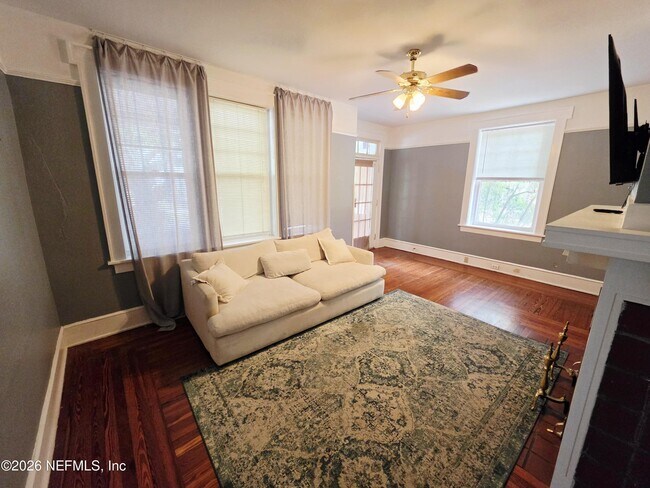 Photo - 146 W 6th St