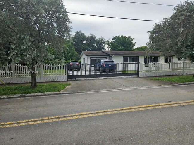 Photo - 695 W 76th St