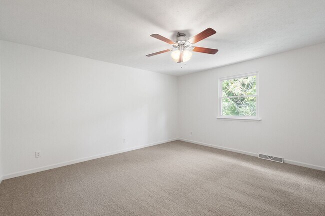 Building Photo - AVAILABLE OCT 1ST! 2-BEDROOM TOWNHOME IN N...